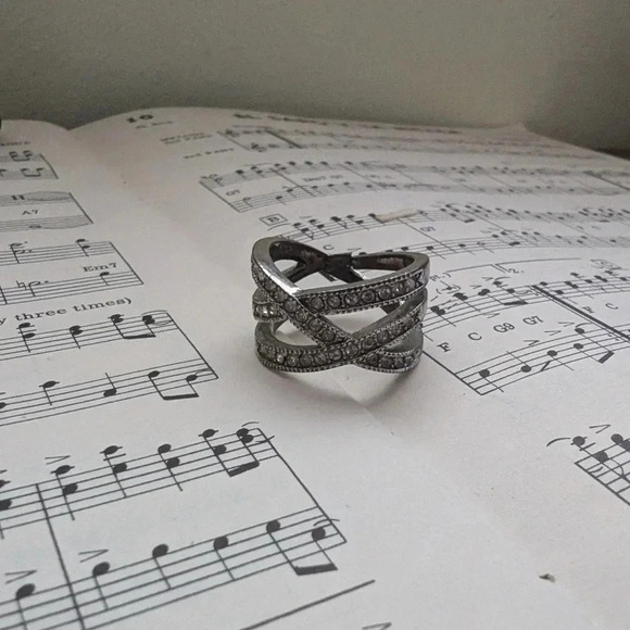 Elegant Silver-Tone Crystal Ring Criss Cross Design Size 7 - Picture 5 of 8